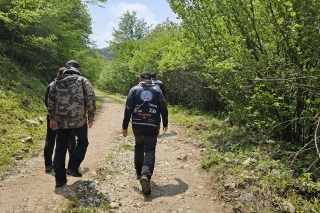 Asistenti pretekára sa rozmiestnia po celom sektore a podávajú informácie hlavnému asistentovi, ktorý chodí s pretekárom a presúva ho po trati.